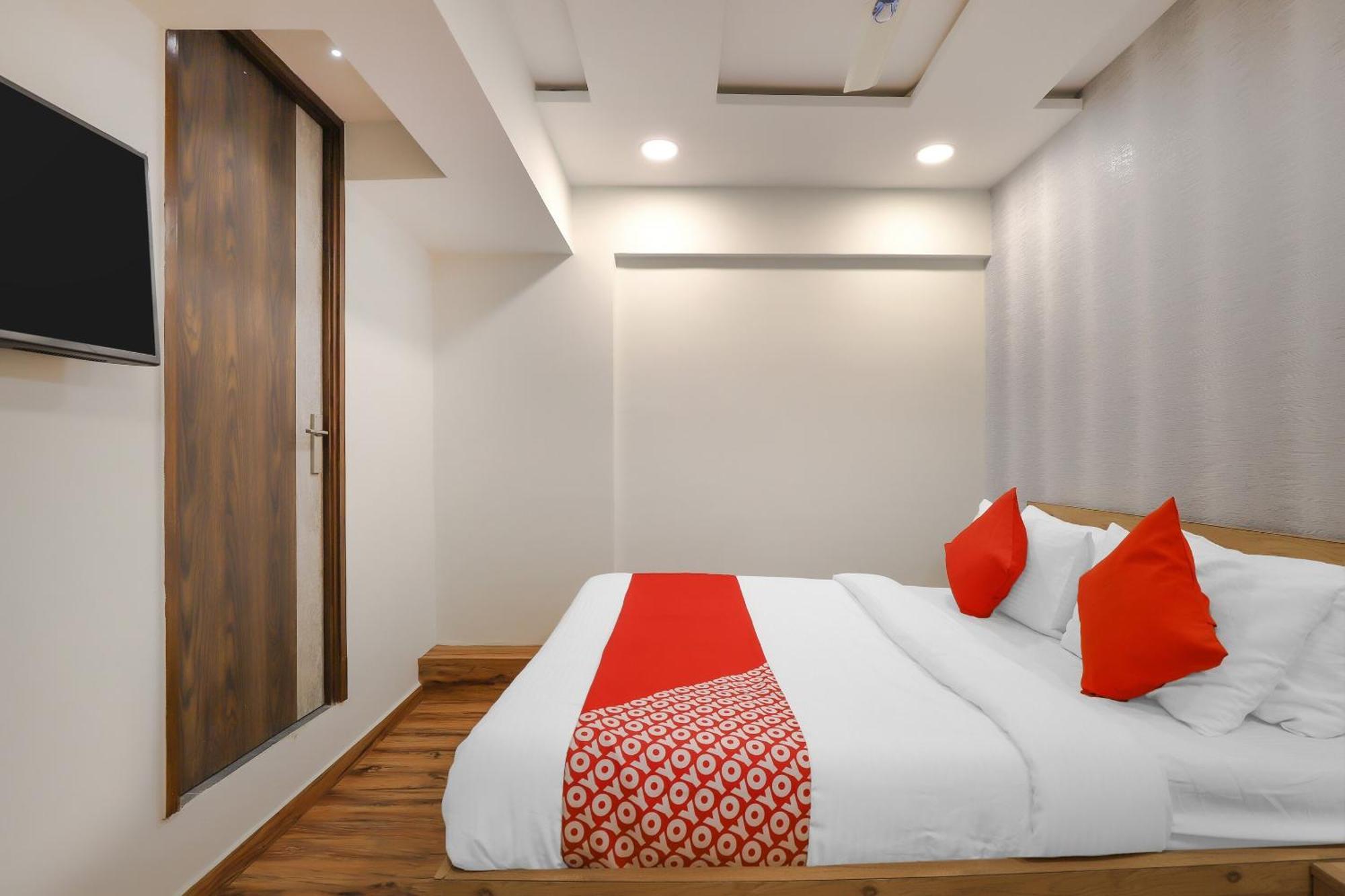 Oyo Hotel Shree Niwas Ахмедабад Экстерьер фото