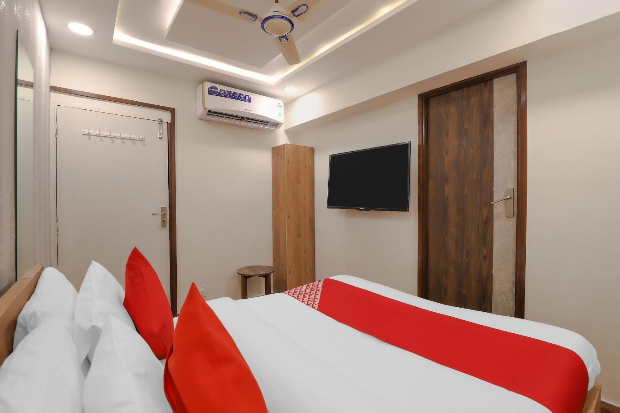 Oyo Hotel Shree Niwas Ахмедабад Экстерьер фото