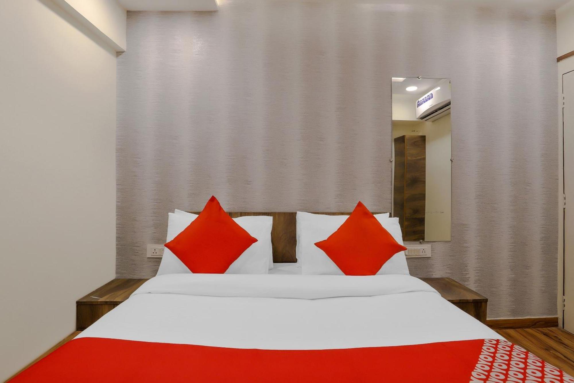 Oyo Hotel Shree Niwas Ахмедабад Экстерьер фото