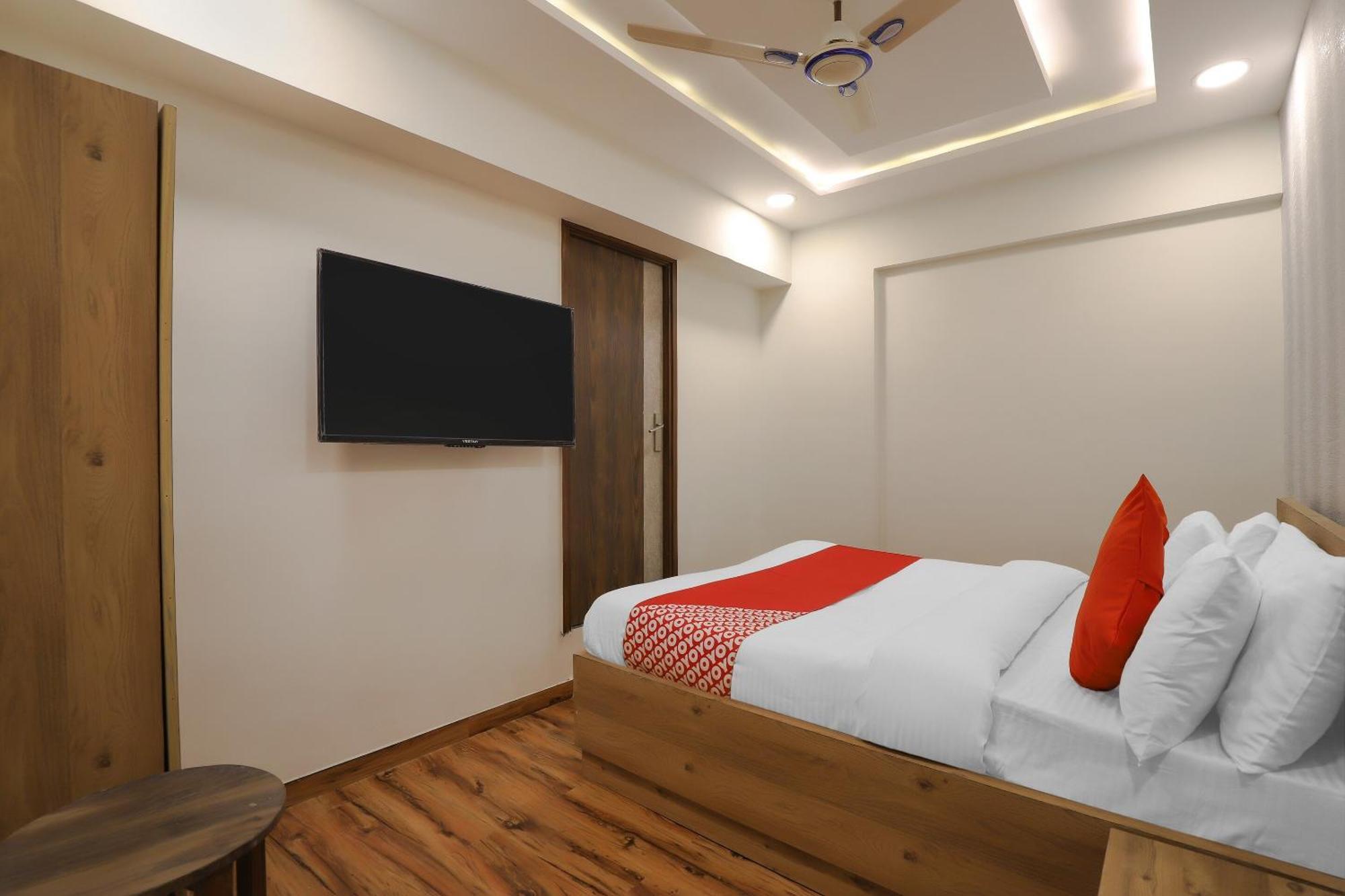 Oyo Hotel Shree Niwas Ахмедабад Экстерьер фото