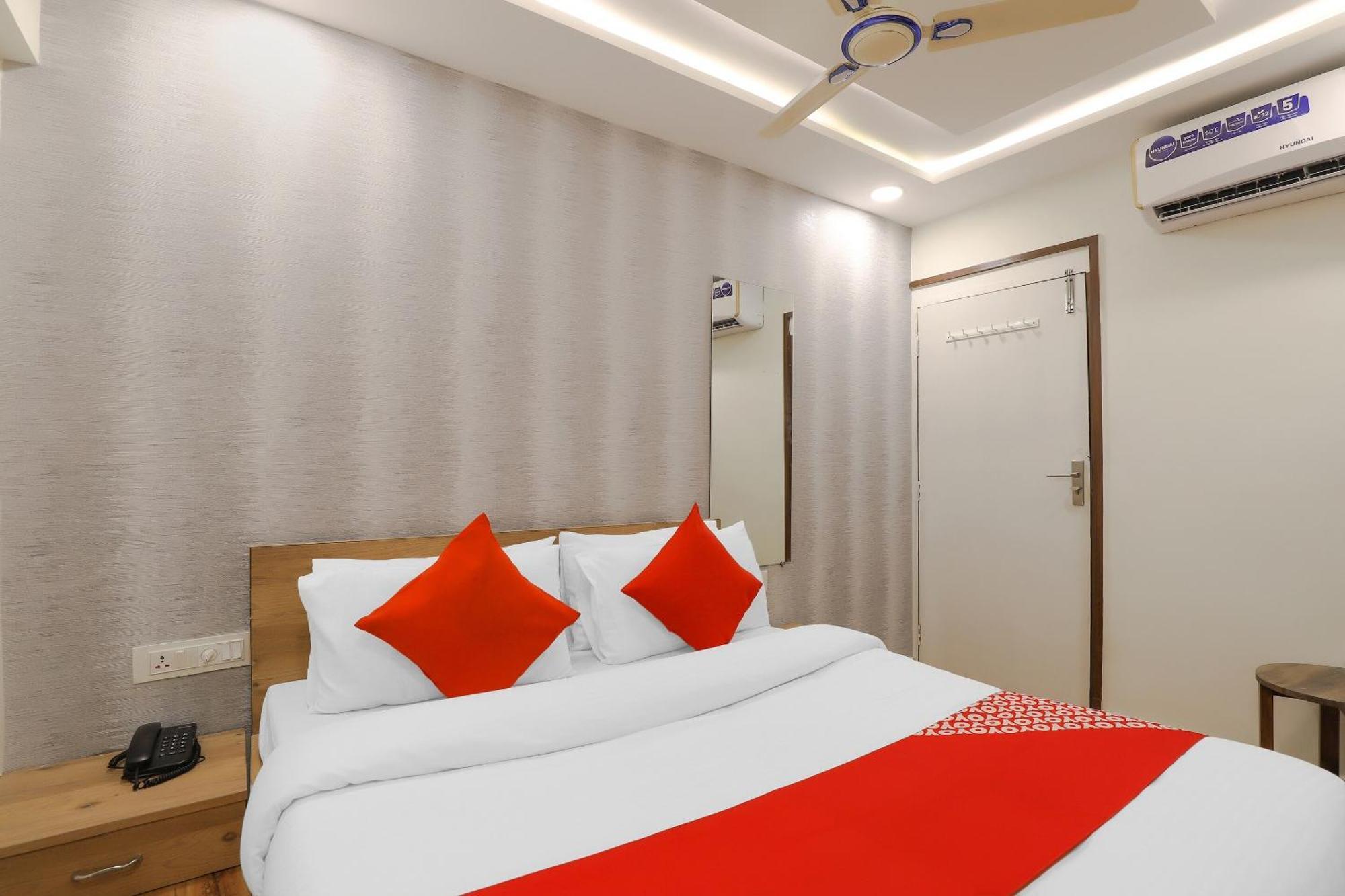 Oyo Hotel Shree Niwas Ахмедабад Экстерьер фото