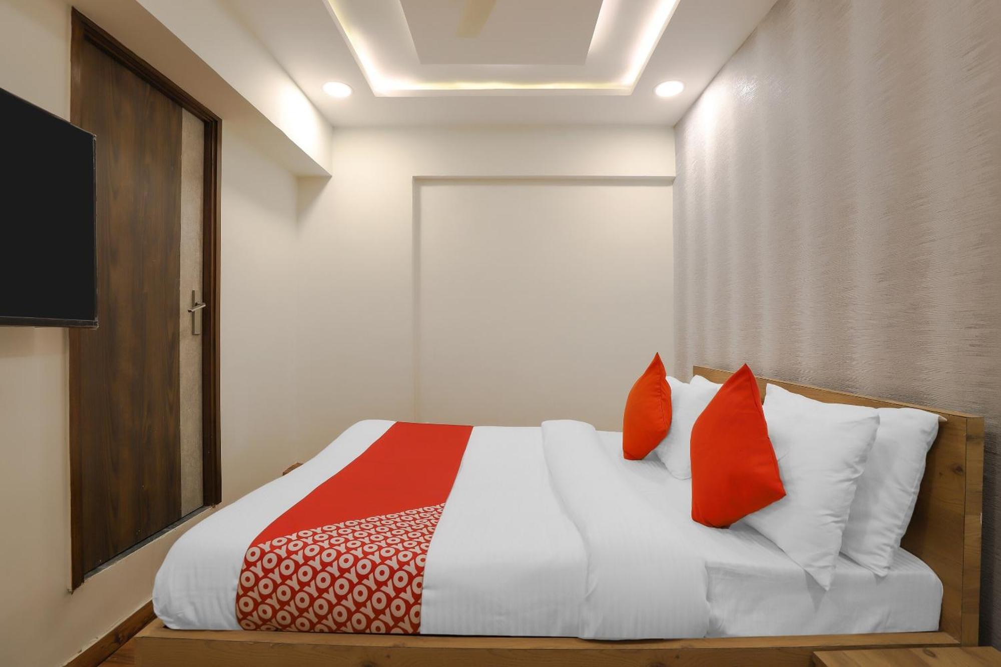 Oyo Hotel Shree Niwas Ахмедабад Экстерьер фото
