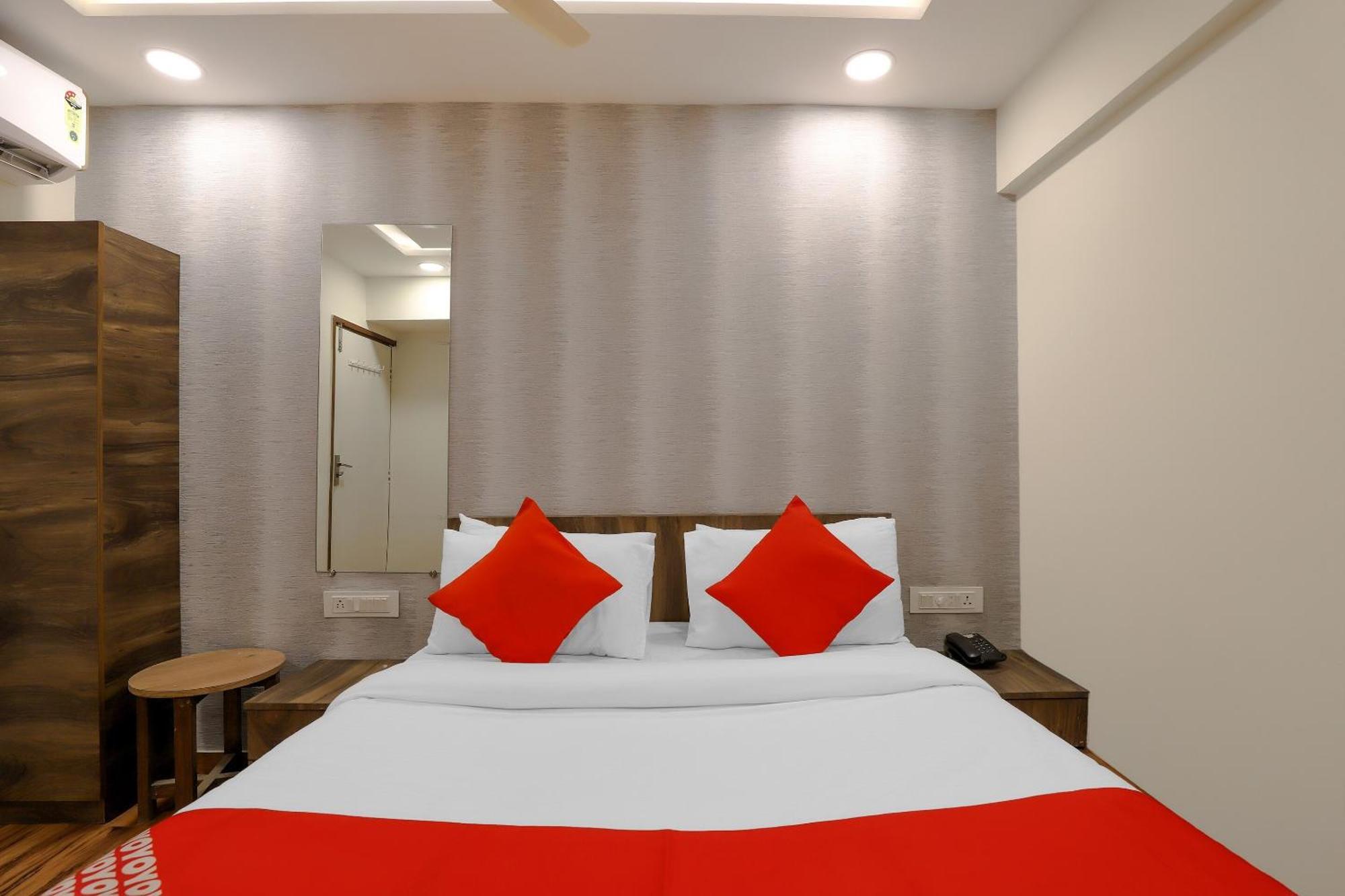 Oyo Hotel Shree Niwas Ахмедабад Экстерьер фото