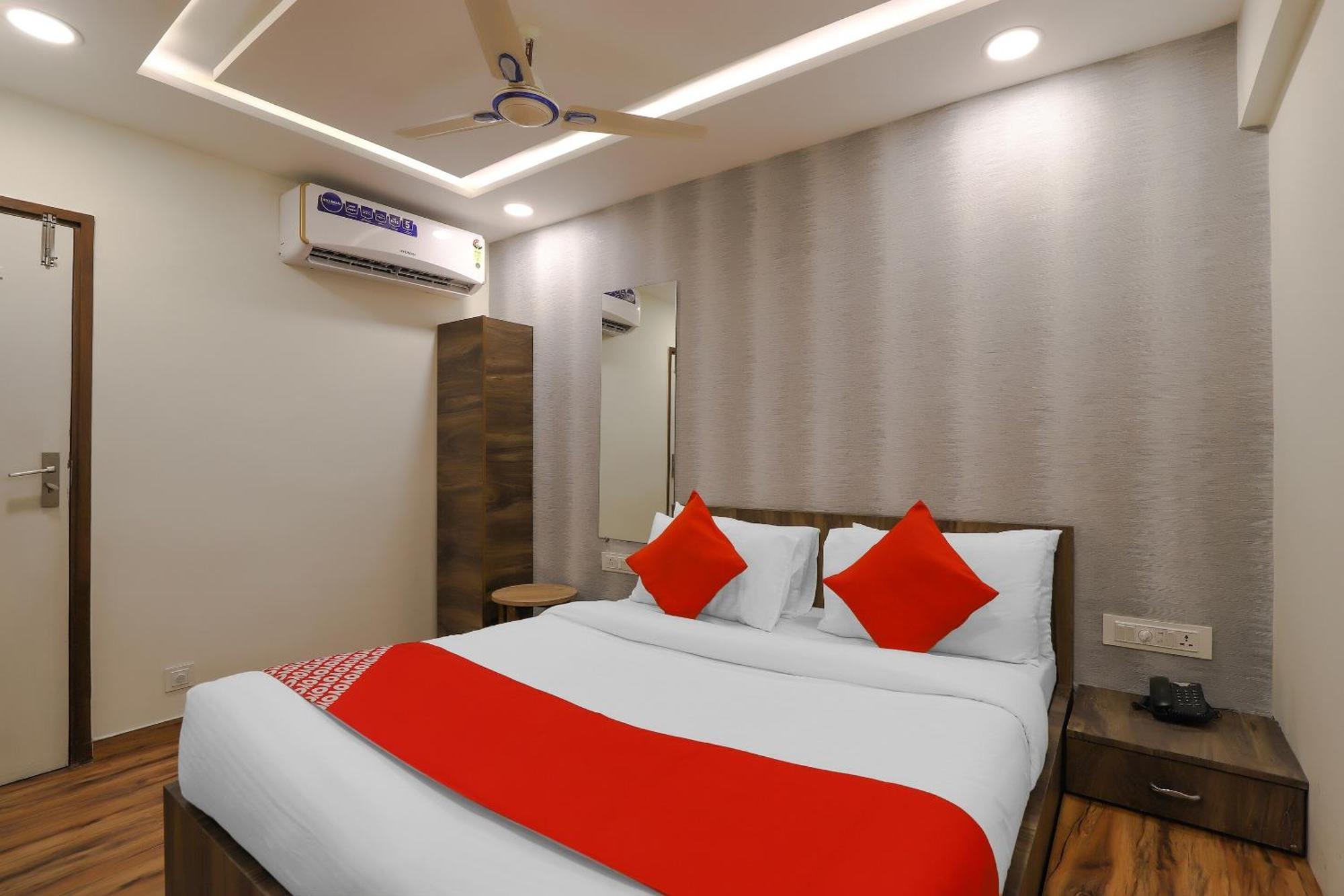 Oyo Hotel Shree Niwas Ахмедабад Экстерьер фото