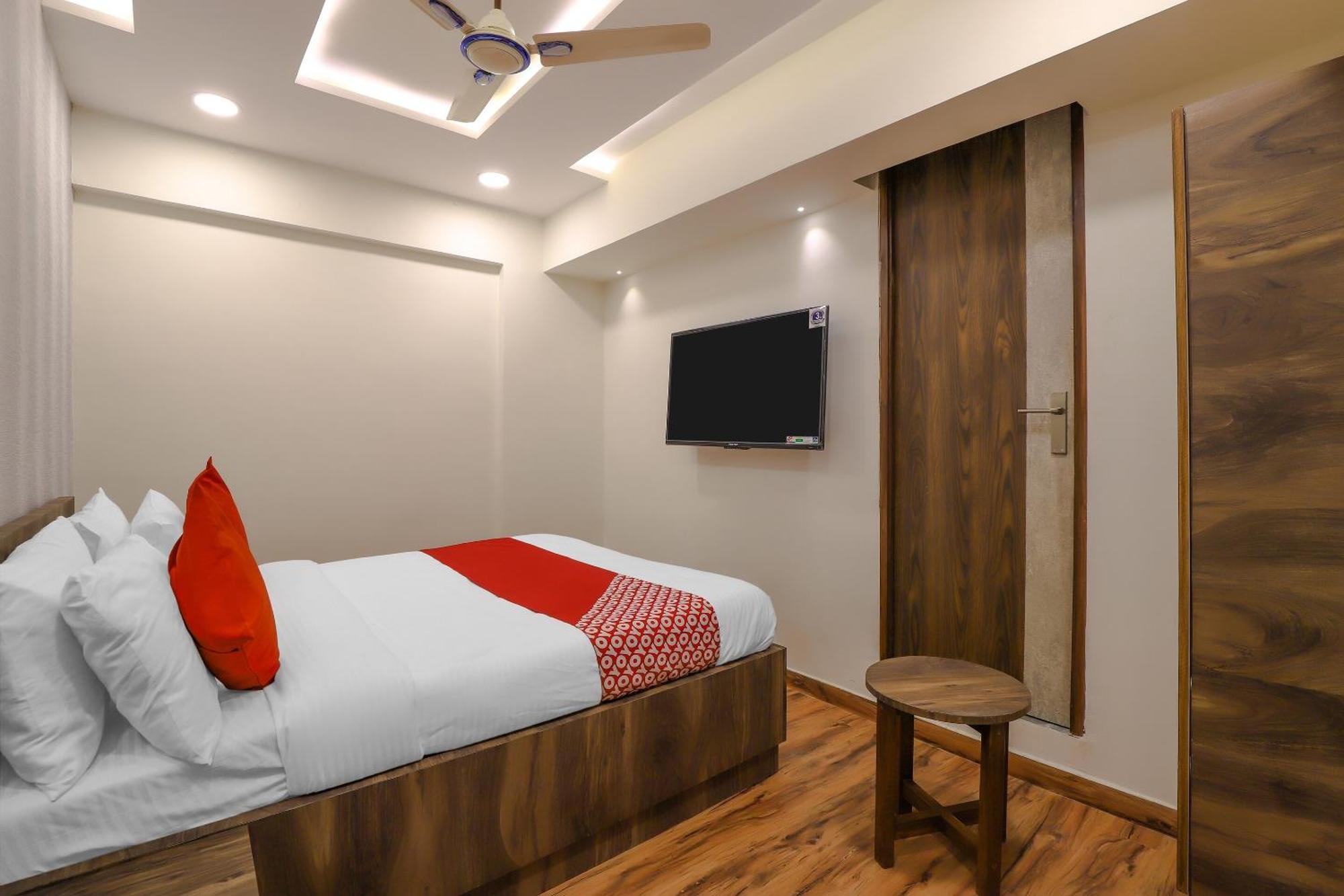Oyo Hotel Shree Niwas Ахмедабад Экстерьер фото