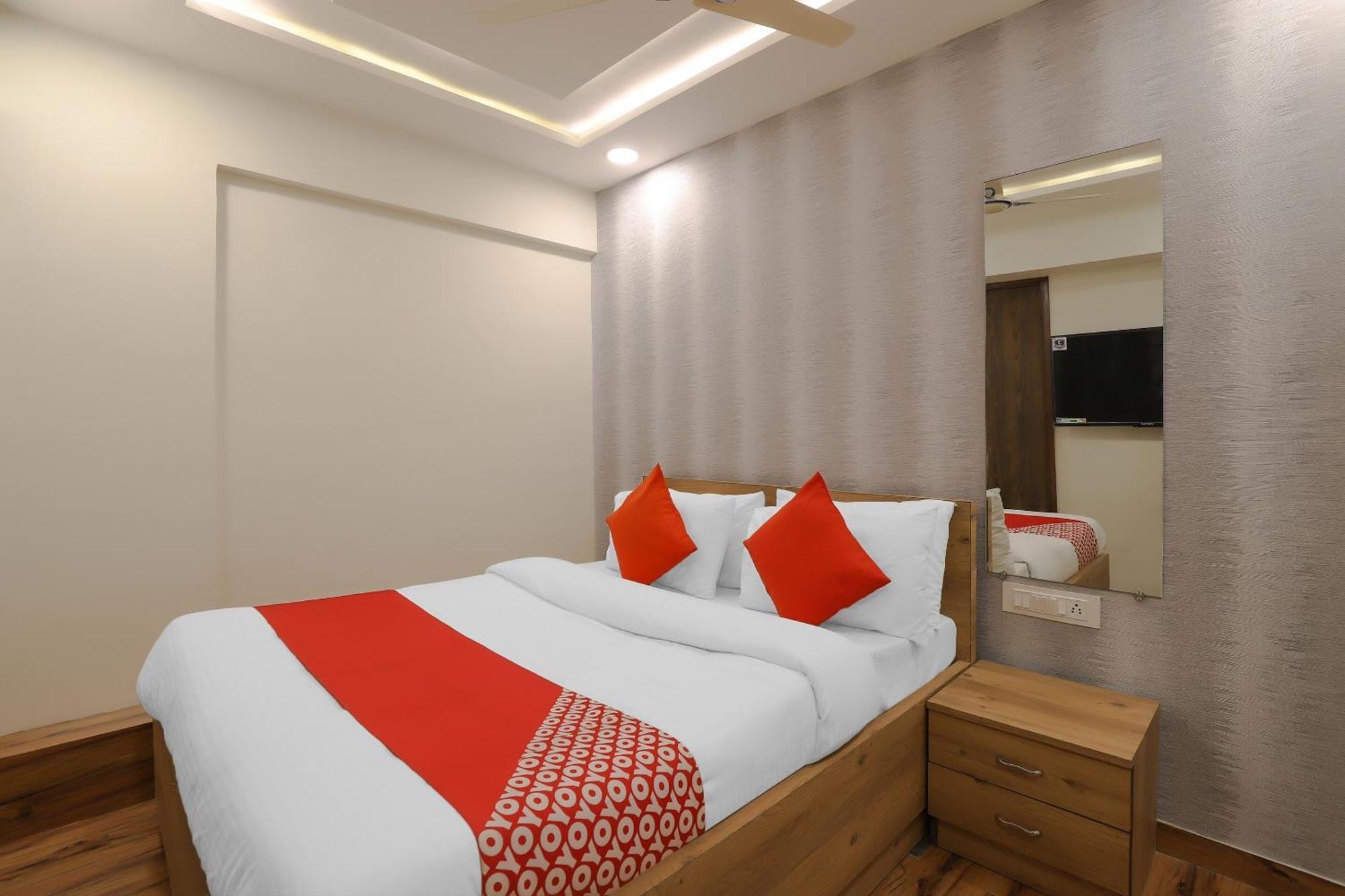 Oyo Hotel Shree Niwas Ахмедабад Экстерьер фото