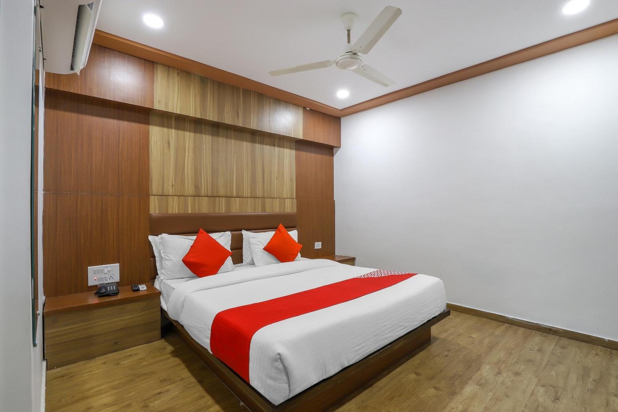 Oyo Hotel Shree Niwas Ахмедабад Экстерьер фото