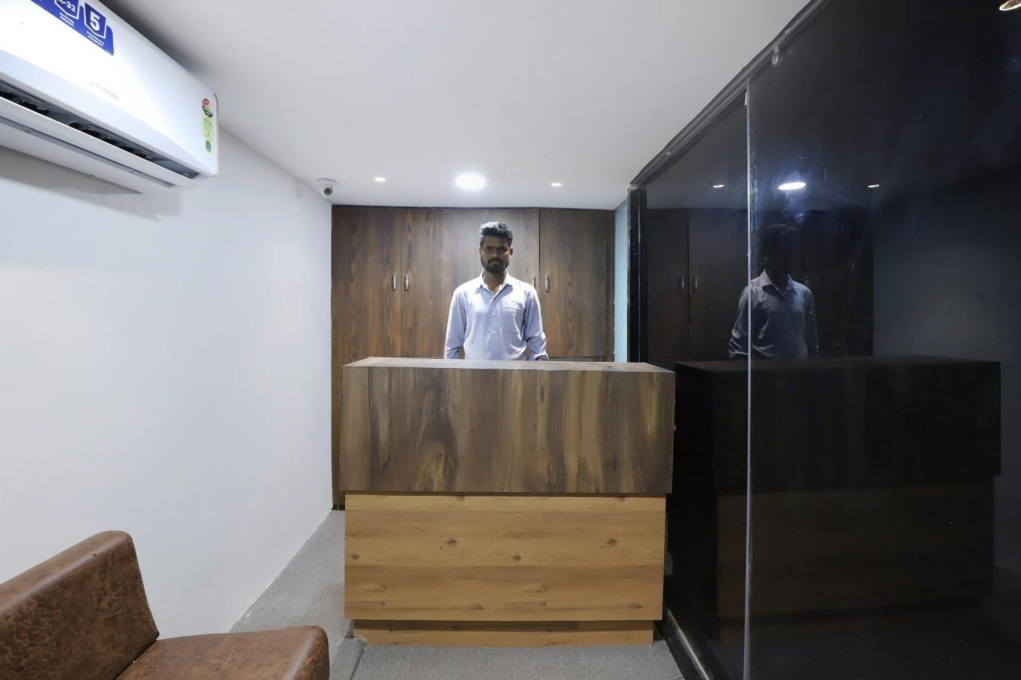 Oyo Hotel Shree Niwas Ахмедабад Экстерьер фото