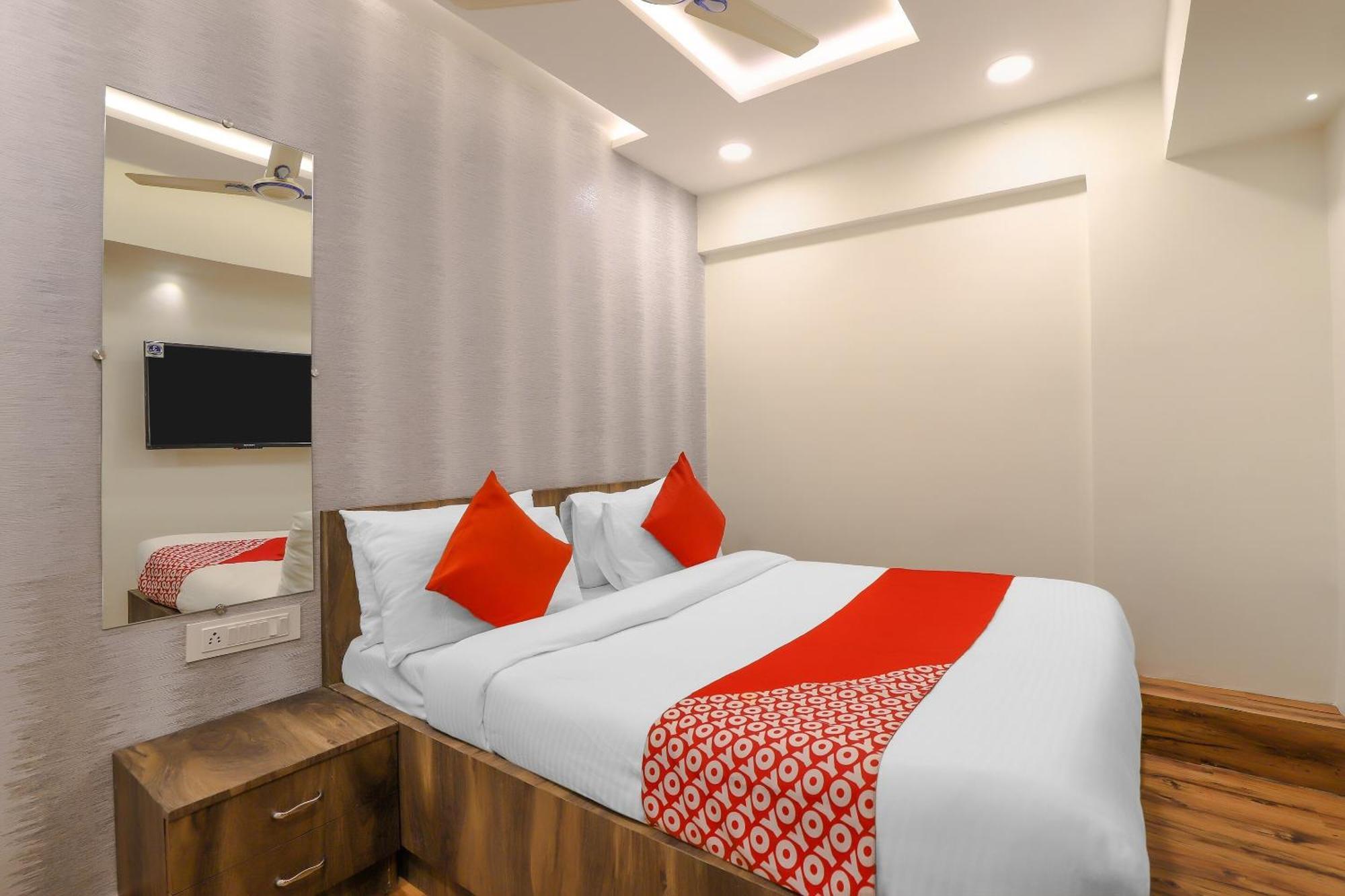 Oyo Hotel Shree Niwas Ахмедабад Экстерьер фото